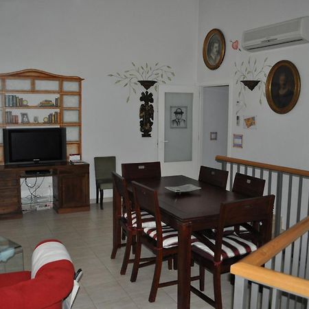 Apartamentos La Casa Pintada Caces Habitación foto
