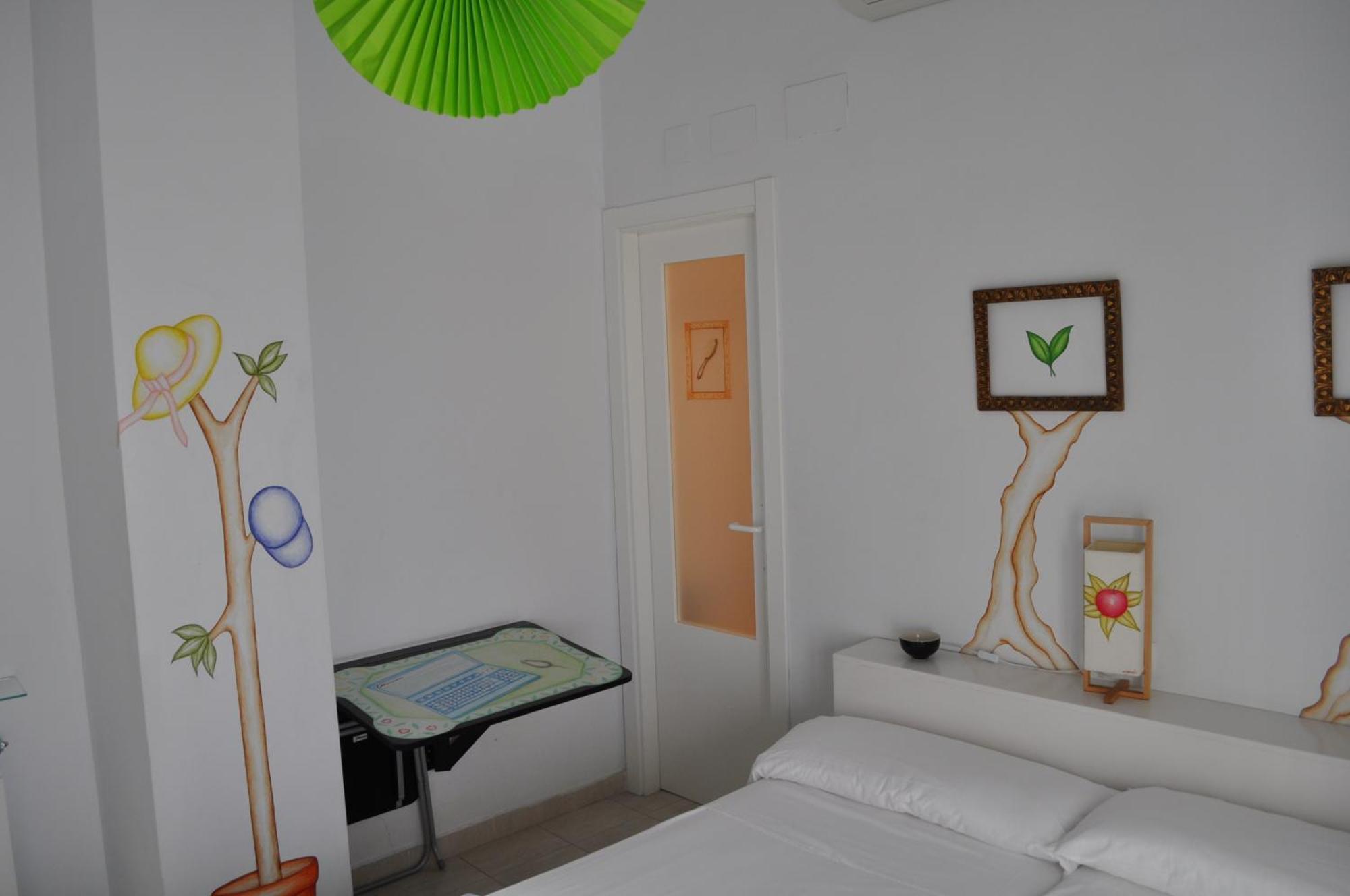Apartamentos La Casa Pintada Caces Habitación foto